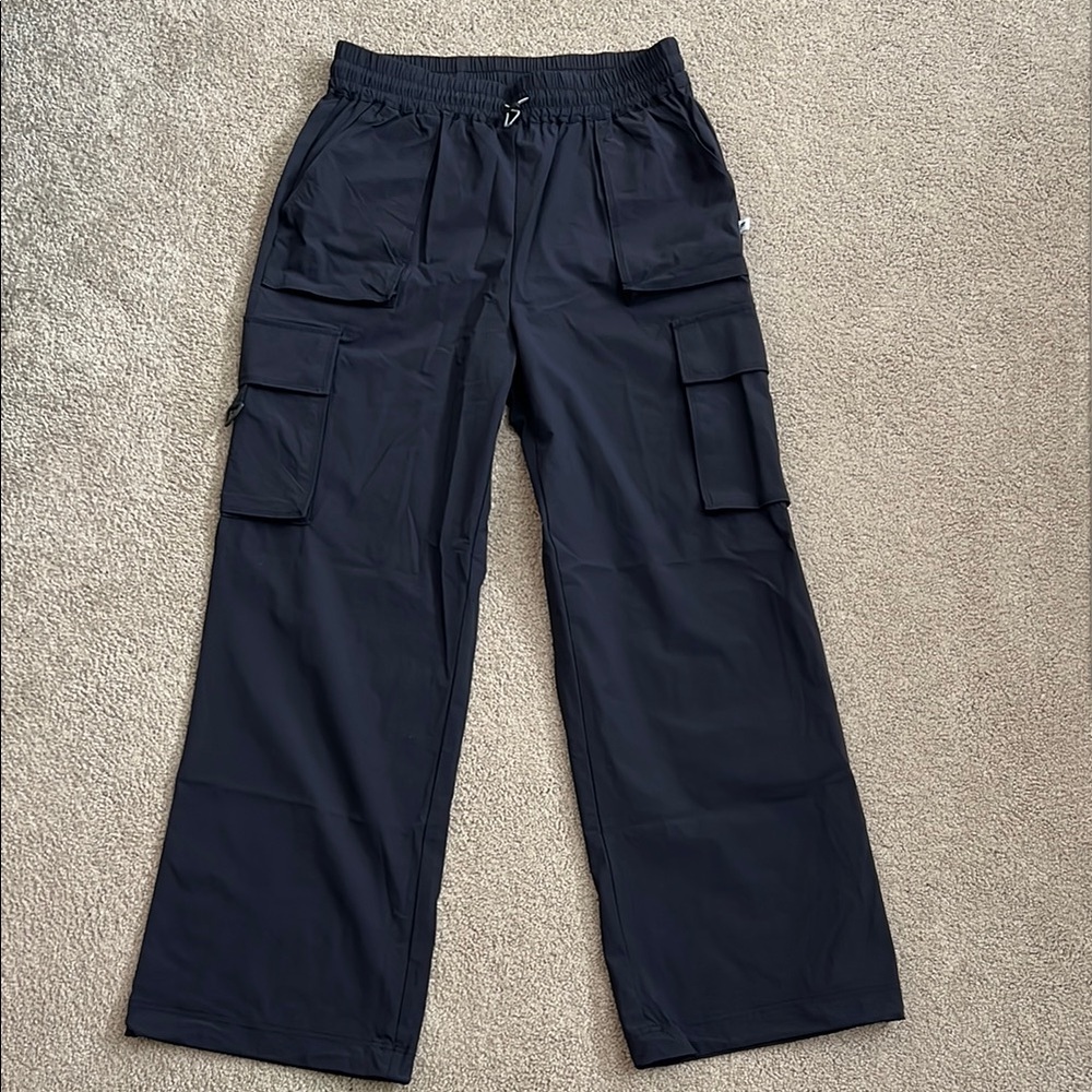 NWT Fabletics The Heights Cargo Pant. Wide leg. Black. Womens Medium
